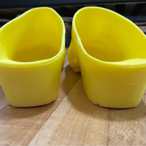 Calzuro BiHos Classic Rubber Autoclavable Clogs Without Holes Yellow - Picture 9 of 11